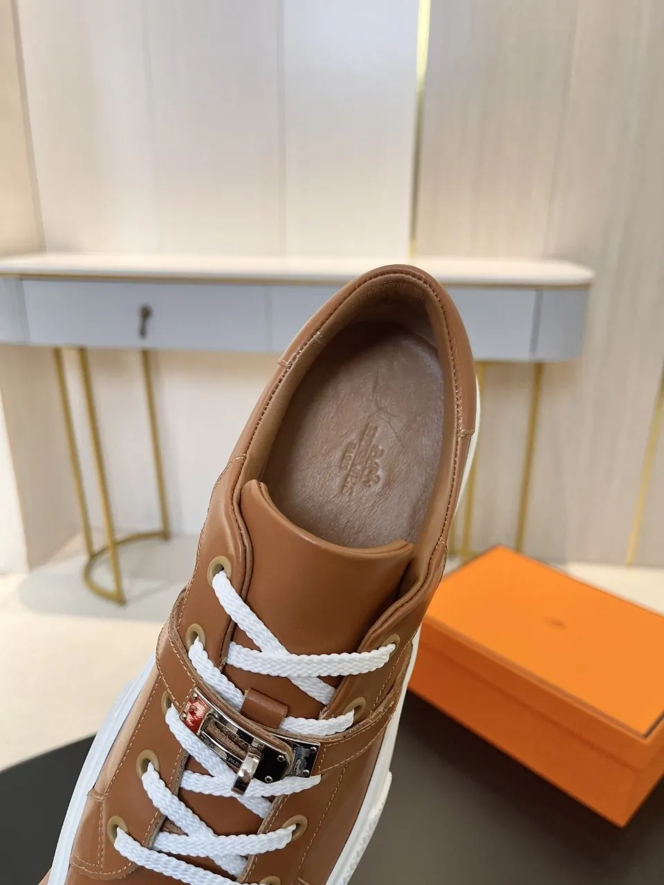 Men's Men's Shoes💰620❤️❤️❤️HERMES 2021 latest Kelly buckle white sneakers are online! The highest version on the market! Purchasing level quality! The H family rarely produces flat casual shoes, and they are styled with classic palladium-plated Kelly shoe buckles! Create a fashionable urban look that perfectly embodies the noble and elegant style of Hermès! Material selection: Fabric imported cowhide, lining + foot pads imported sheepskin, original molded TPU outsole, heavy gold molded kelly buckle full of texture Size: Female: 35-41 (41 is not returnable) Male: 39-45 (45 is not returnable)